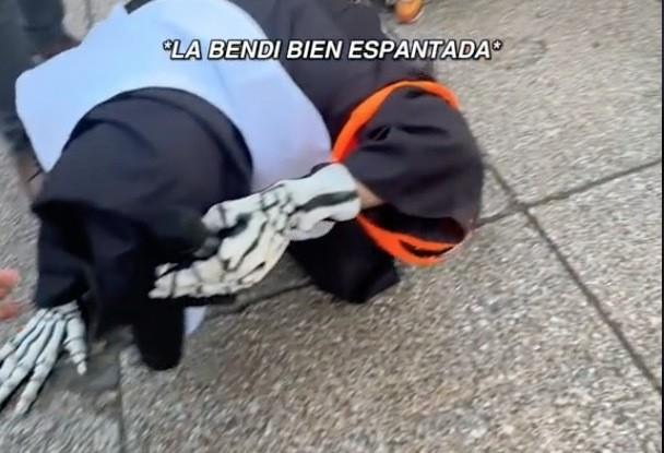 Se disfraza hombre de La Monja y se cae de la bici
