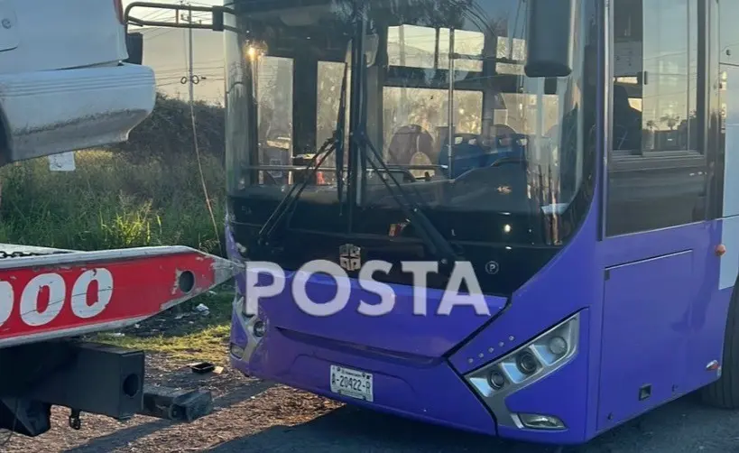 Aparentemente el taxi se pasa el alto y es impactado por el camión. Foto: Raymundo Elizalde.