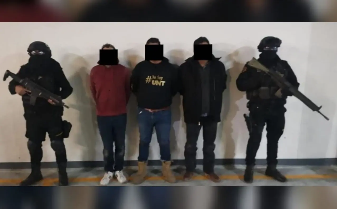 Caen 3 hombres con arma larga y más de 100 dosis de droga en Linares, Nuevo León