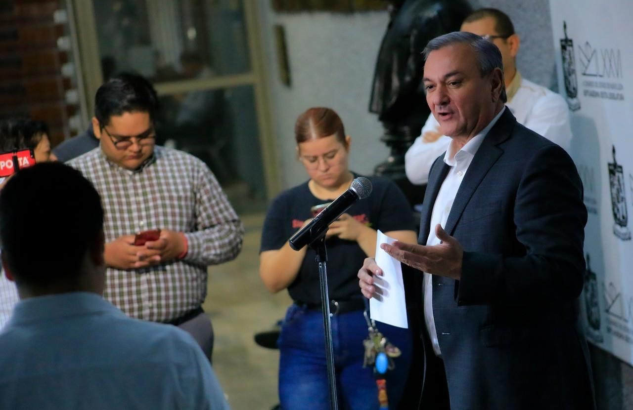 Héctor García propuso la instalación de sanitarios portátiles y sillas, donde puedan descansar y cubrir sus necesidades básicas, ante la angustiosa espera de recibir noticias de su familiar internado. Foto: Cortesía