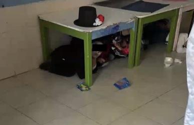 VIDEO: Niños se esconden bajo mesas tras balacera afuera de escuela en Sonora