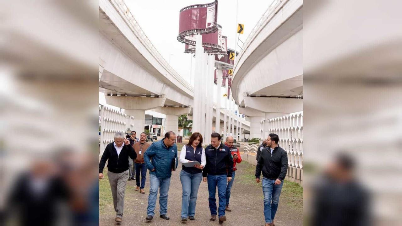 Al encontrarse vandalizada y con varios desperfectos, se realizan trabajos de reconstrucción en el espacio debajo de los Puentes Gemelos. Foto: Cortesía.