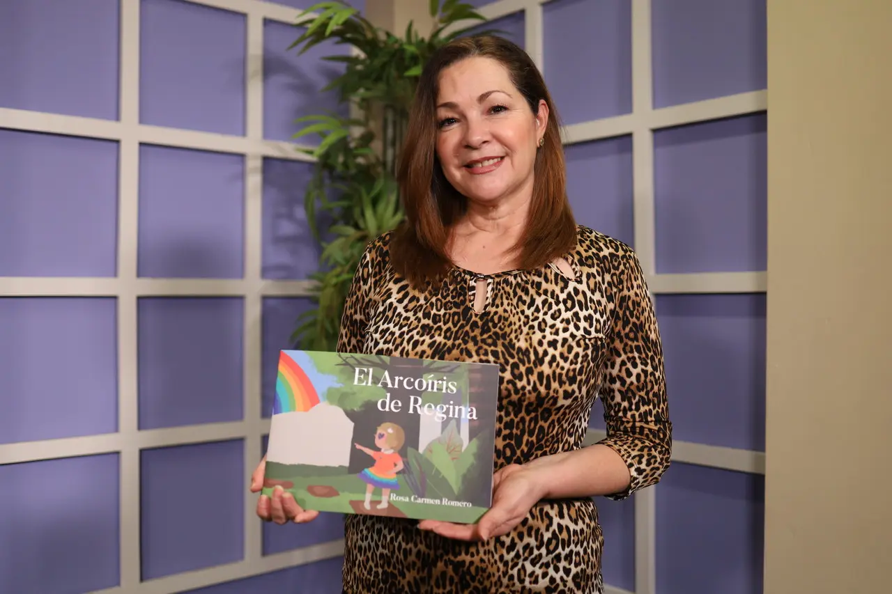 A través de esta obra corta de literatura infantil, Rosa Carmen Romero planteó de una forma cotidiana, pero didáctica e ilustrativa cómo es que se da el proceso de arcoiris. Foto: Edward Morales