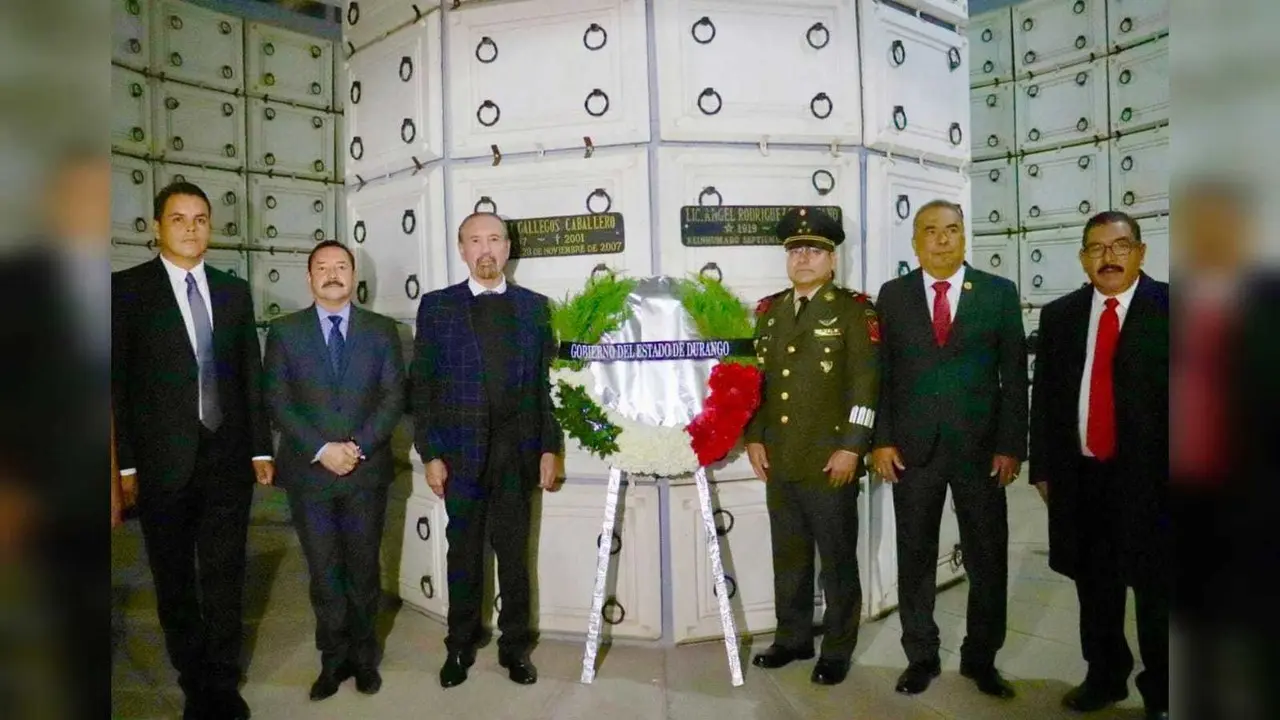 Homenaje realizado a personas que han dejado un legado para Durango en la Rotonda del Panteón de Oriente. Foto: Cortesía.