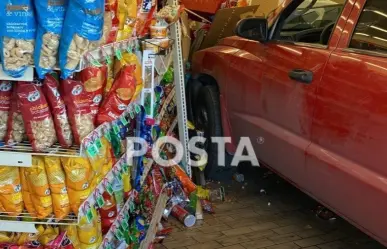 Estrella su camioneta contra una tienda en Escobedo