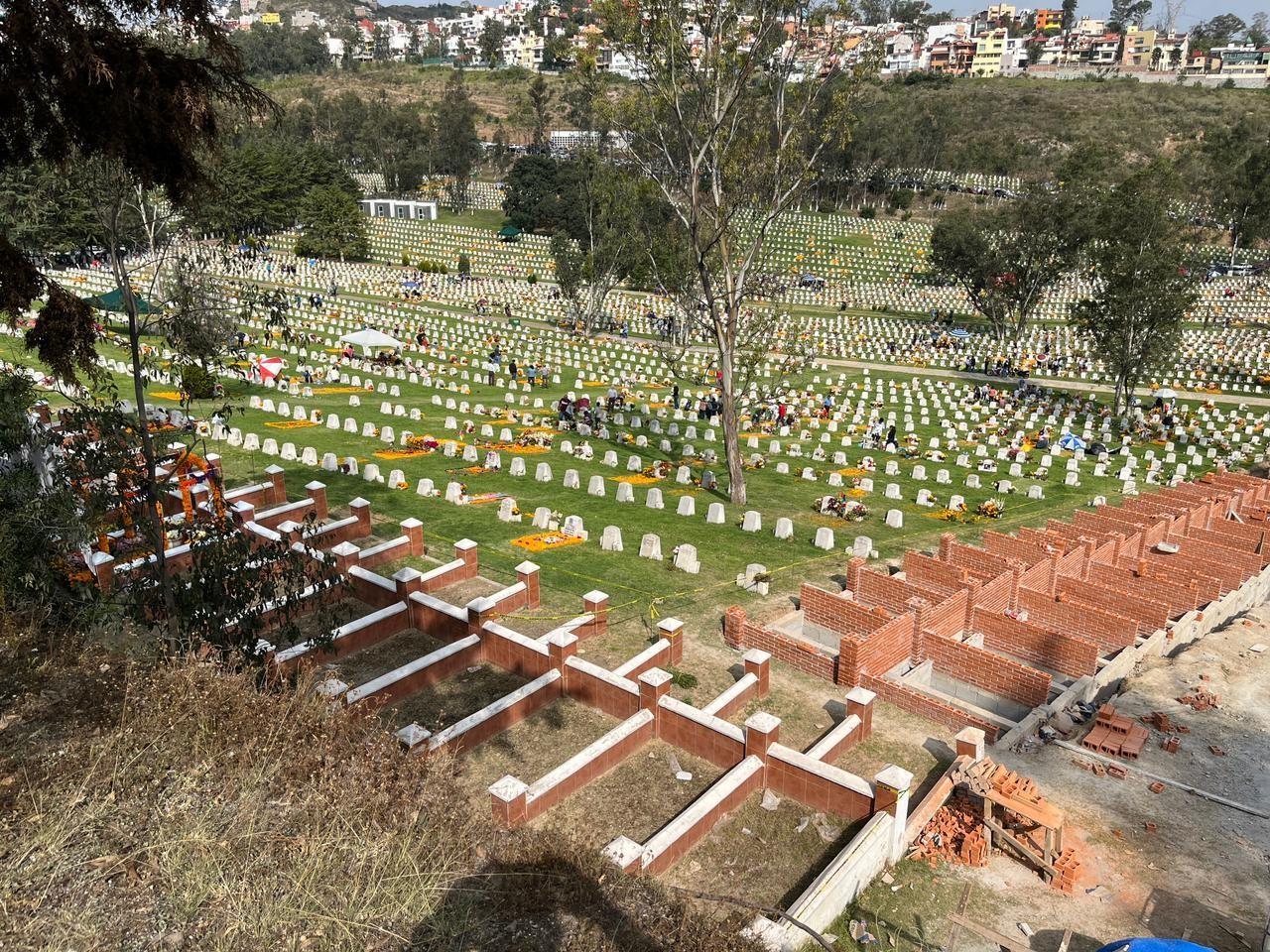 En pleno Día de Muertos, asesinan a un hombre en el panteón Memorial Los Cipreses en Naucalpan. Foto: Israel Lorenzana