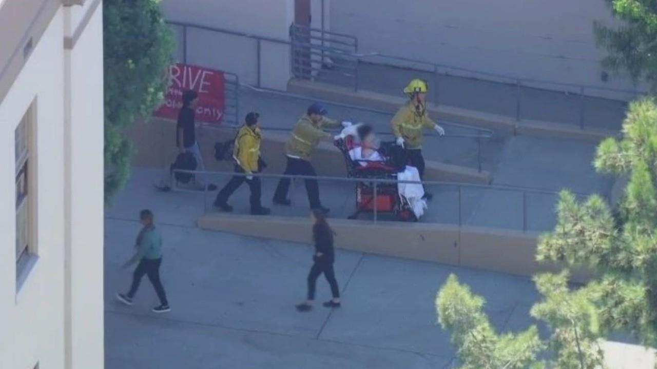 Las primeras informaciones hablaban de que tres estudiantes habían sido apuñalados y que uno de ellos se encontraba en estado crítico. Foto: CBS.