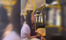 Mujer aúlla a hombre por escuchar música del celular sin audífonos en el camión