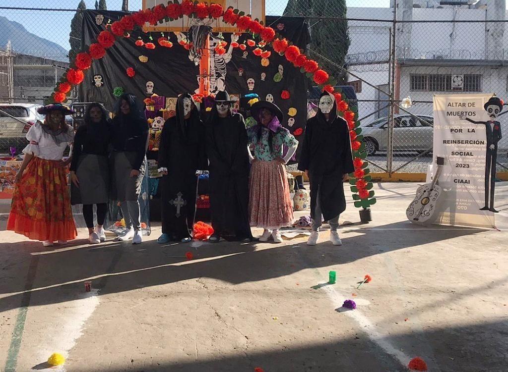 Personas privadas de su libertad celebran Día de Muertos con altares coloridos