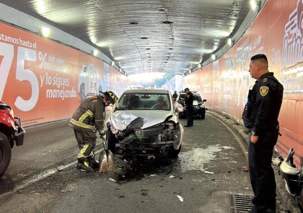 Choque de frente entre dos autos deja afectación vial y una persona herida