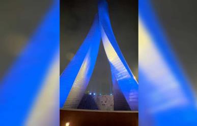 Iluminan de azul las Torres Bicentenario en Toluca