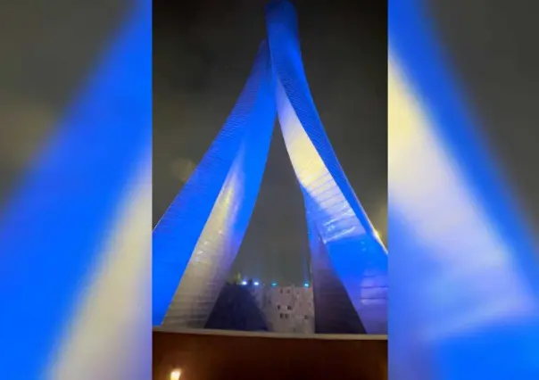 Iluminan de azul las Torres Bicentenario en Toluca