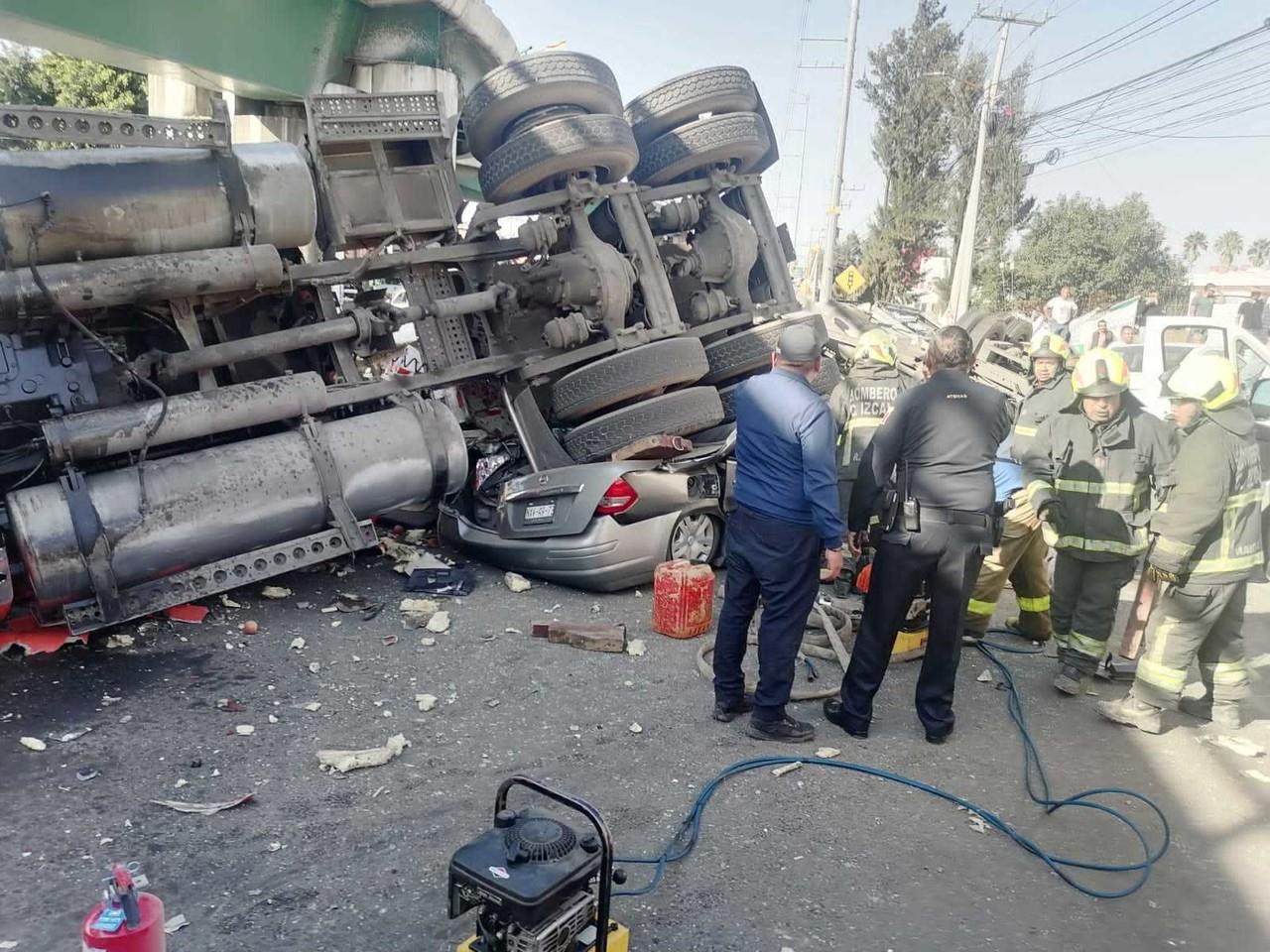 El tráiler cayó sobre tres automóviles, reportaron cuatro personas, heridas. Foto: Captura de pantalla