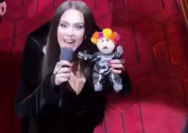 VIDEO: Adele presume con orgullo su enorme colección de muñecos del Dr. Simi