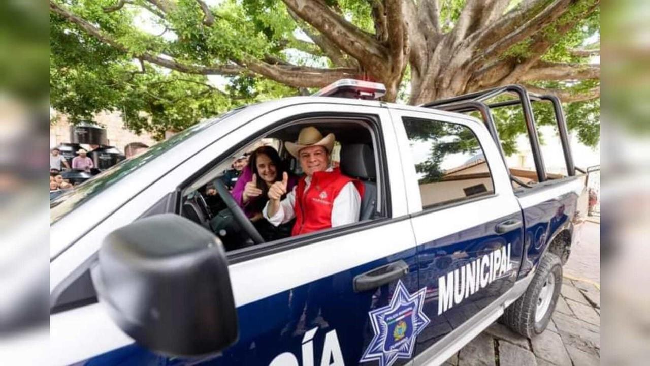 El gobernador Esteban Villegas entregó uniformes y una nueva patrulla para la Policía Municipal de Canelas. Foto: Facebook Esteban Villegas Villarreal.