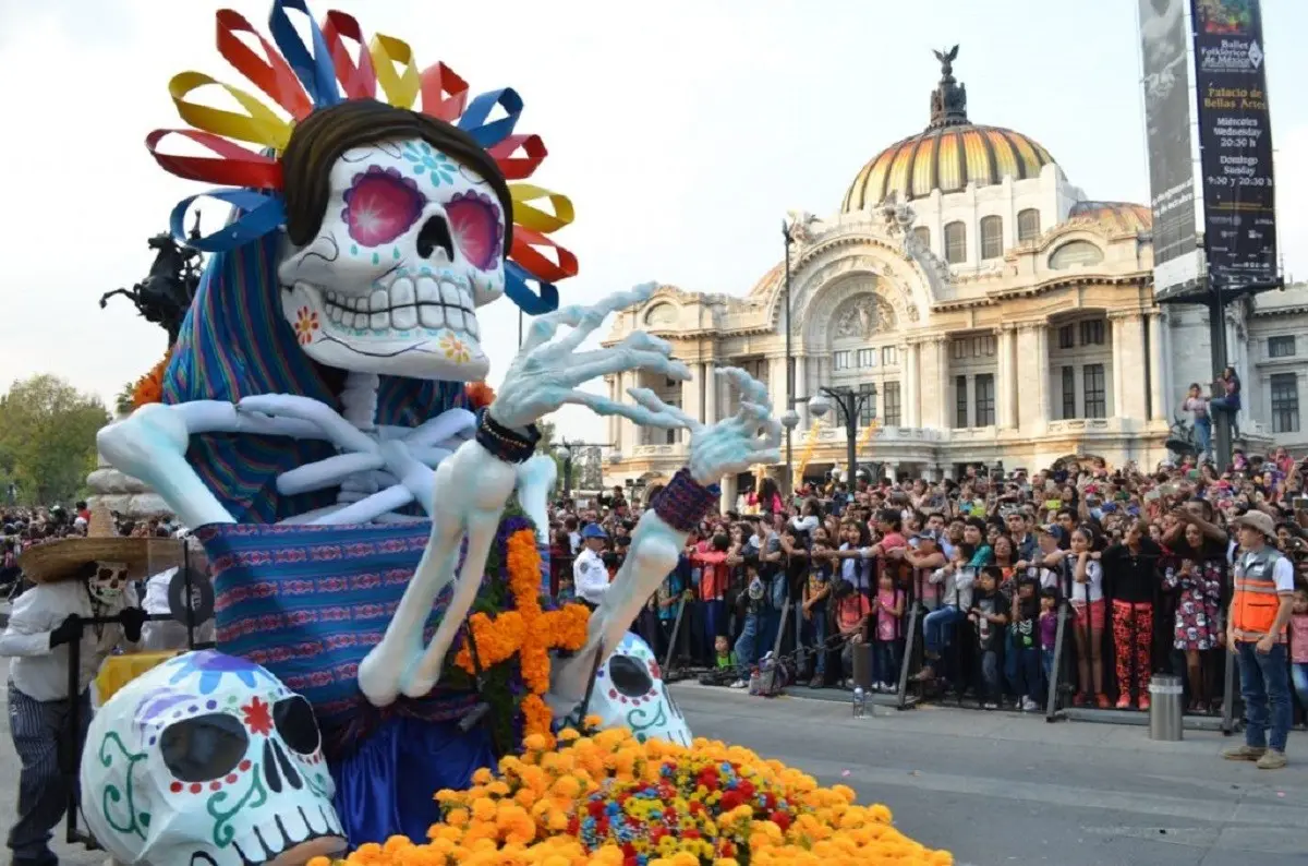 El objetivo del Gran Desfile de Día de Muertos tiene como objetivo mostrar las tradiciones y riqueza cultural de los mexicanos. Foto: mexicorutamagica.mx