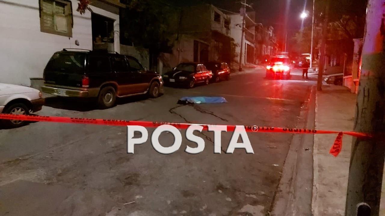 La víctima mortal fue identificada como Brayan, de 19 años de edad, quien tenía balazos en cuello y mentón. Foto: Raymundo Elizalde