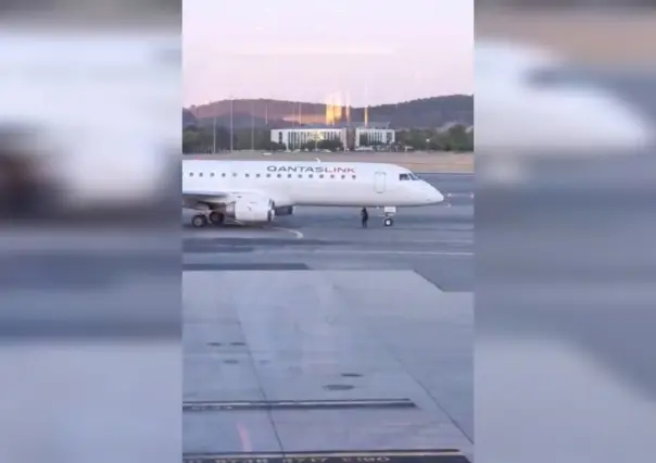 Mujer pierde vuelo, ¡corre a detener el avión!
