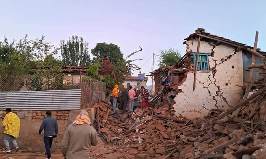 Helicópteros y soldados se apresuraron a ayudar a las personas lesionadas tras un fuerte terremoto que sacudió el noroeste de Nepal . Foto. AP