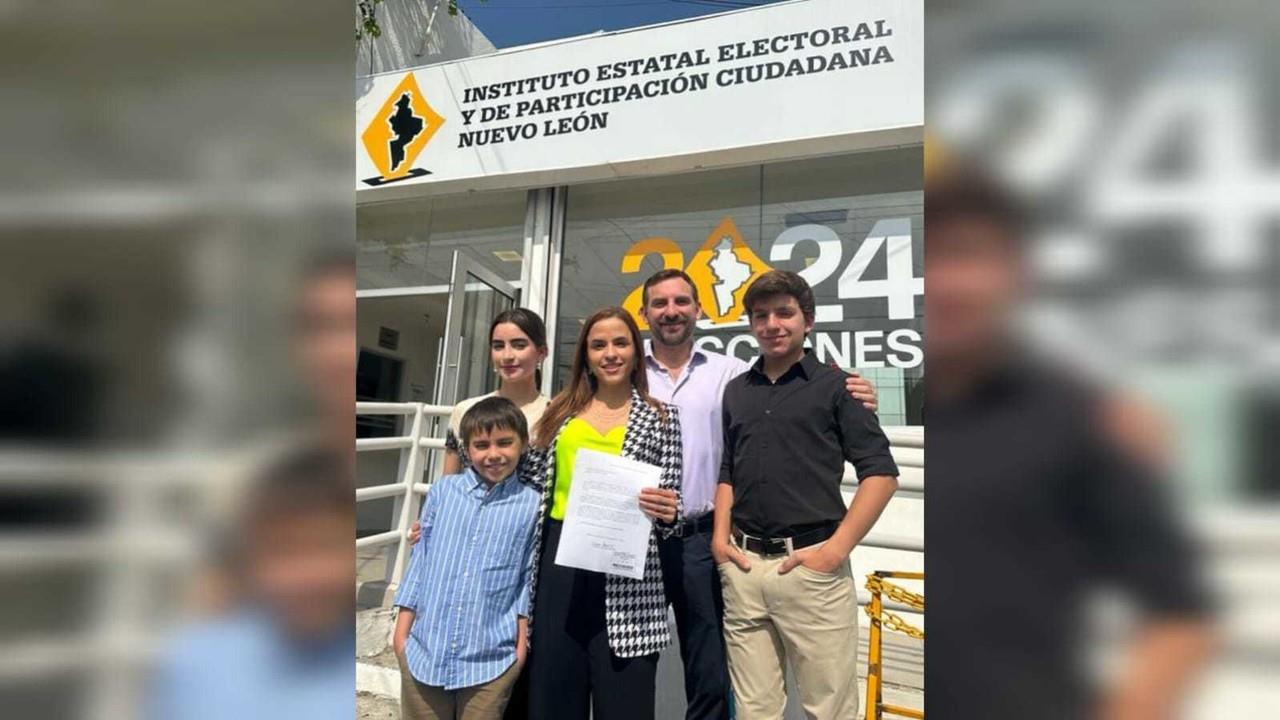 La regidora acudió al Ayuntamiento acompañada de su familia y simpatizantes para solicitar su registro como aspirante por vía independiente. Foto: Cortesía