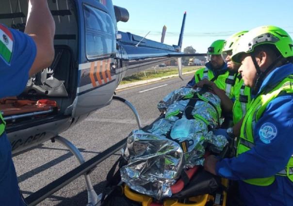 Vuelca camión de carga en Querétaro; hay un muerto y un herido