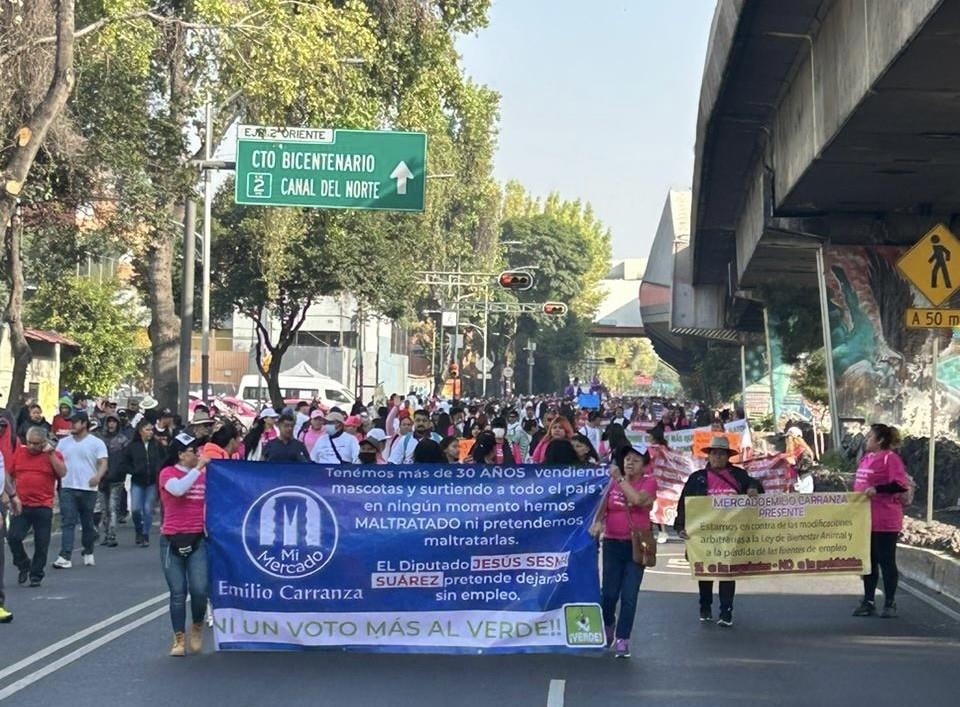 Locatarios de mercados públicos marchan al Zócalo vs Ley Sesma. Foto: Ramón Ramírez