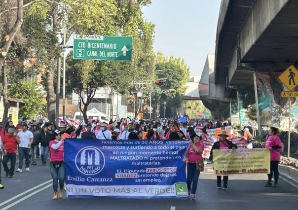 Locatarios de mercados públicos marchan al Zócalo vs Ley Sesma