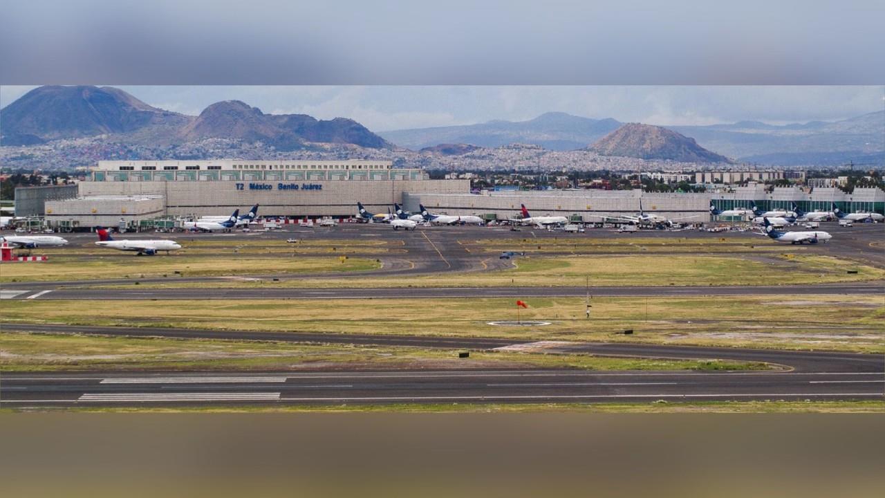 El Aeropuerto Internacional de la Ciudad de México, suspendió actividades durante este lunes por la mañana debido a un banco de niebla. Foto: Facebook AICM.