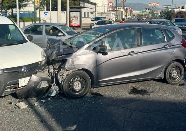 Falla en el semáforo provoca choque en Monterrey