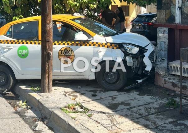 Se impacta taxi contra domicilio en colonia Talleres