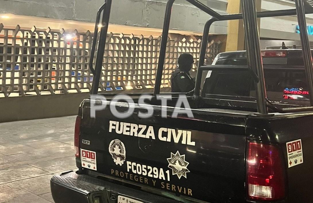 El ataque ocurrió cuando el mando policial llegaba y apenas se estacionaba en su camioneta frente al centro comercial ubicado en la Carretera Nacional. Foto: Raymundo Elizalde.