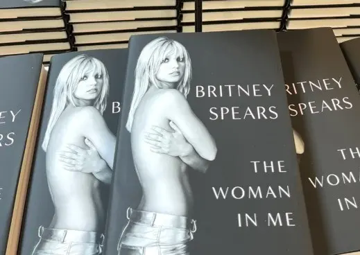 El libro de memorias de Britney Spears salió a la venta el pasado 24 de octubre, siendo elogiado por los críticos por las revelaciones que hay. Foto: El Independiente.