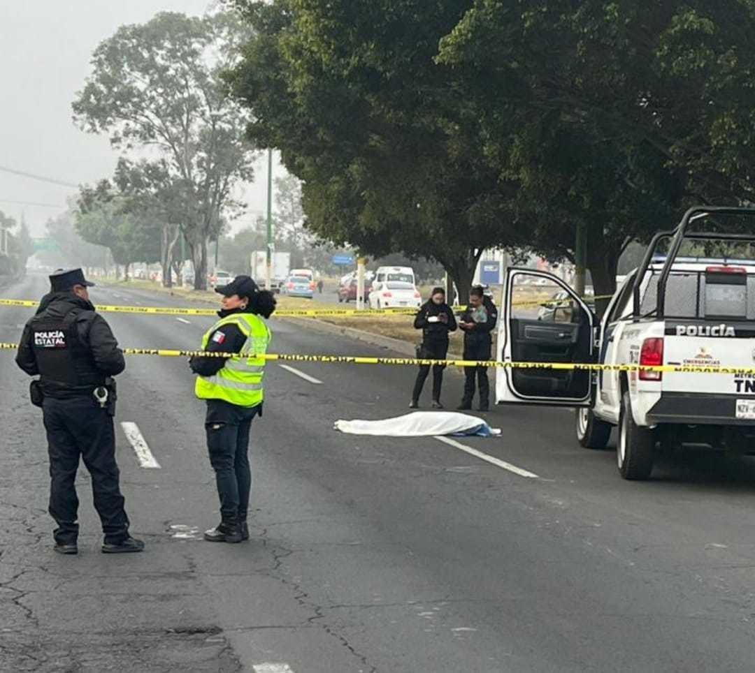 Los automovilistas dieron aviso a las autoridades de que un cuerpo estaba tirado en carriles centrales con dirección a la Ciudad de México. Imagen: POSTA.