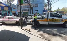 Policías retiran vehículos abandonados en la alcaldía Álvaro Obregón