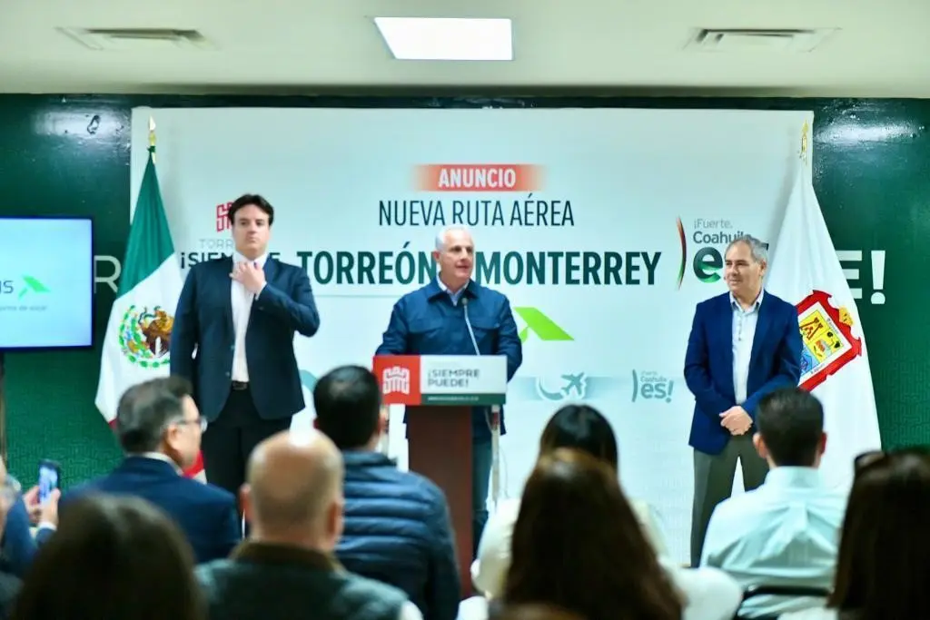 El alcalde de Torreón y representantes de Aerus y Grupo Oma dieron el anuncio. (Fotografía: Gobierno de Torreón)