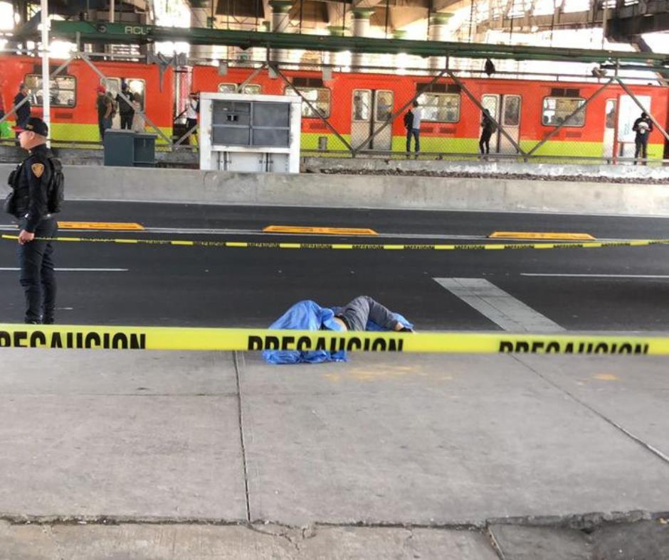 Muere presunto asaltante al exterior del metro Aculco de la Línea 8 del Metro. Foto: Ramón Ramírez