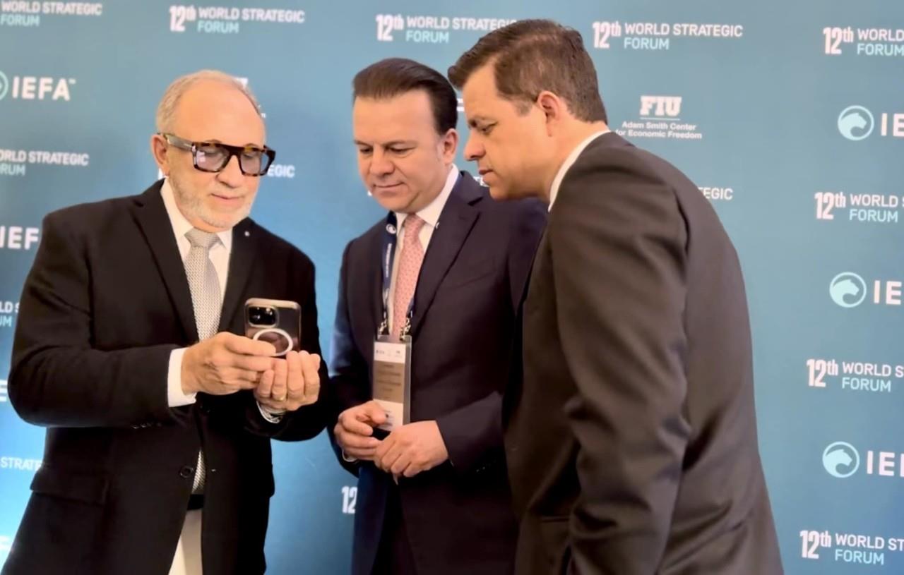 Participa el gobernador del estado, Esteban Villegas, en el 12th World Strategic Forum, en donde coincidió con el productor musical, Emilio Estefan. Foto: Cortesía.