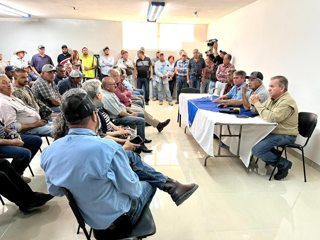 El diputado Edgardo Melhem Salinas se reúne con productores. Foto Twitter