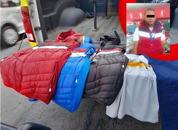 Un hombre que presuntamente intentaba salir con tres chamarras puestas sin pagarlas. Foto. Cortesía