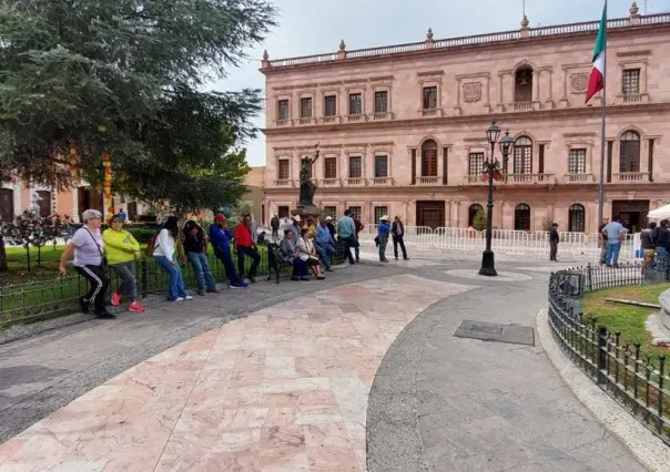 Se manifiestan trabajadores del SUTUAAAN en la Plaza de Armas de Saltillo