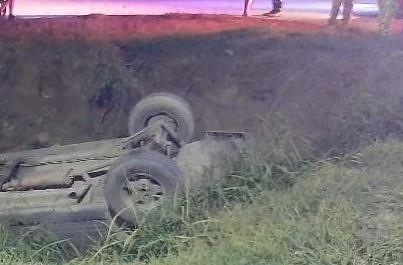 El accidente vial provocó la movilización de los cuerpos de emergencia, pero afortunadamente los ocupantes del vehículo lograron salir por su propio pie. Foto: Cortesía.