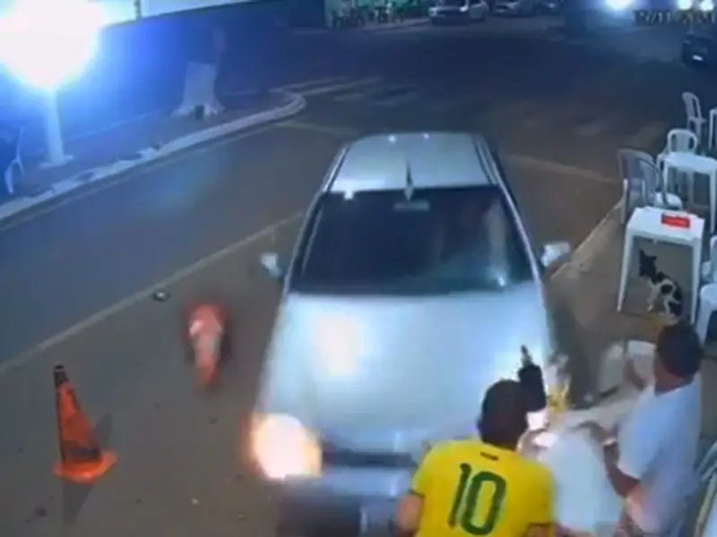 Dentro de las imágenes se observa al vehículo dirigirse al sitio en que se encuentra sentado un hombre con la playera de la selección de Brasil. Foto: Instagram Gulf Charles.