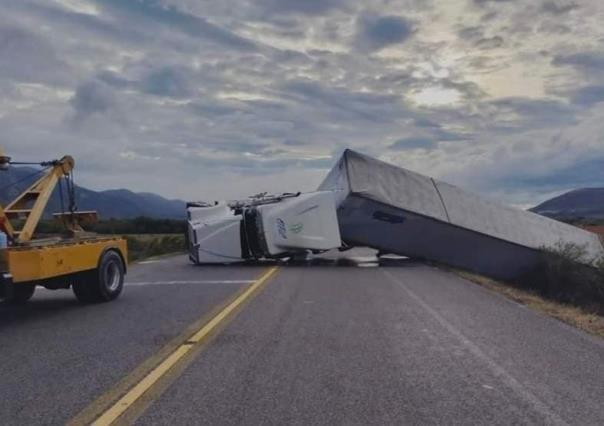 Vientos fuertes, similares a un huracán, vuelcan tráileres en Oaxaca