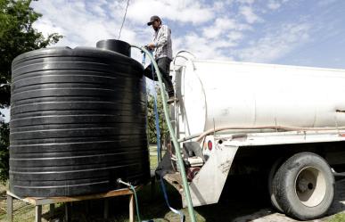 Refuerzan suministro de agua en colonias afectadas por macro fuga en Escobedo