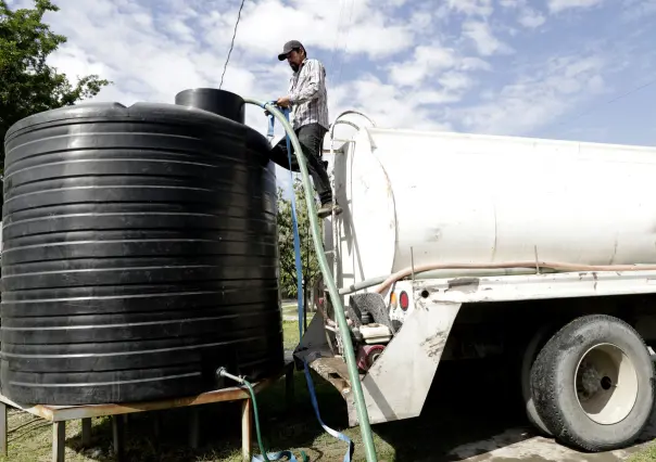 Refuerzan suministro de agua en colonias afectadas por macro fuga en Escobedo