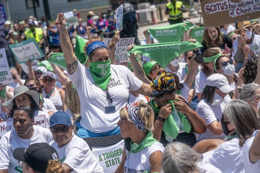 Personas que se manifiestan a favor del derecho al aborto en Washington. Foto EFE