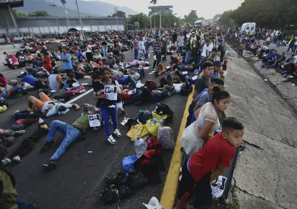 Migrantes bloquean aduana en frontera sur de México: Exigen permisos migratorios