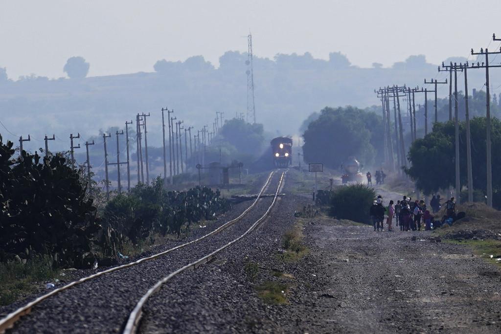 El presidente de México anunció el 8 de noviembre de 2023 que exigirá a las empresas ferroviarias privadas, que en su mayoría transportan carga, que ofrezcan servicio de pasajeros. (AP Foto/Marco Ugarte, Archivo)