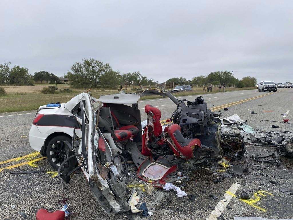 Esta imagen, proporcionada por el Departamento de Seguridad Pública de Texas, muestra un vehículo destrozado luego de un choque, el miércoles 8 de noviembre de 2023, cerca de Batesville, Texas. (Departamento de Seguridad Pública de Texas vía AP)