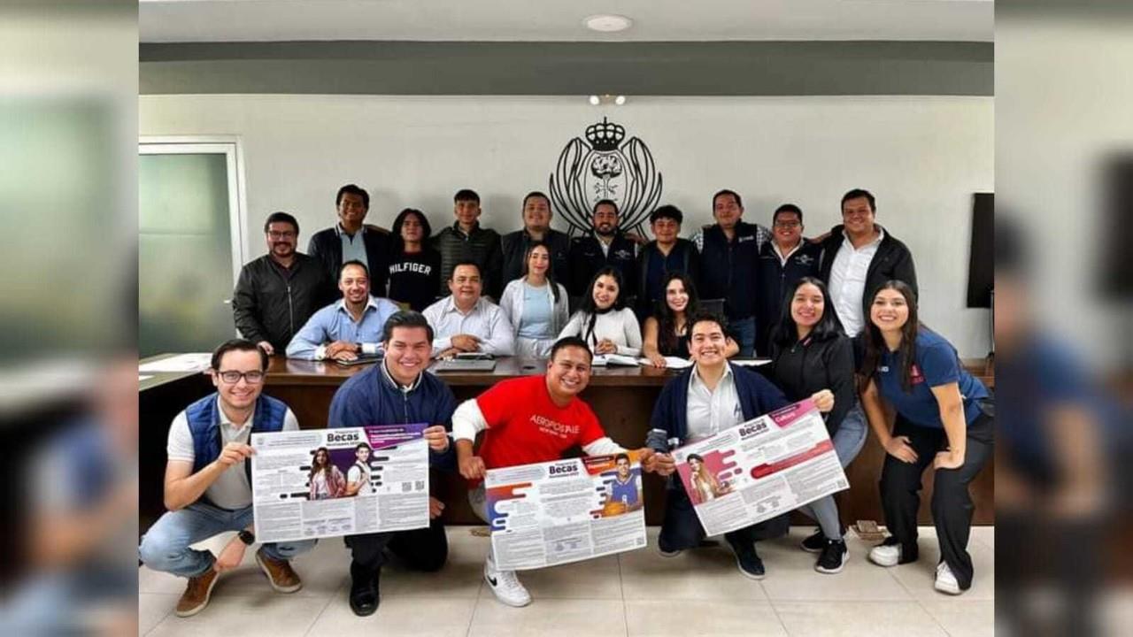 Reunión con líderes estudiantiles que se encargarán de la difusión de la información para las becas municipales. Foto: Facebook Instituto Municipal para el Desarrollo Humano y Valores Durango.
